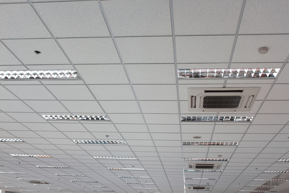 Deckenverkleidung aus Mineralfasern