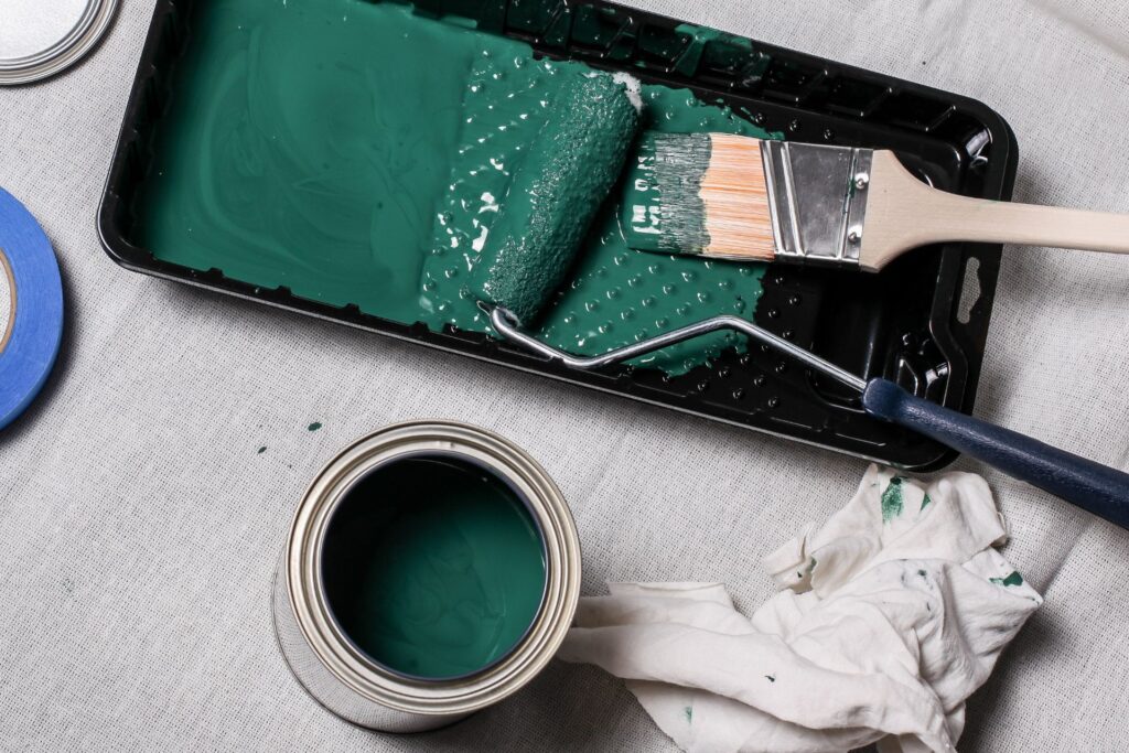 Latexfarbe schützt effektiv vor Feuchtigkeit und überzeugt durch Langlebigkeit und eine pflegeleichte Oberfläche.