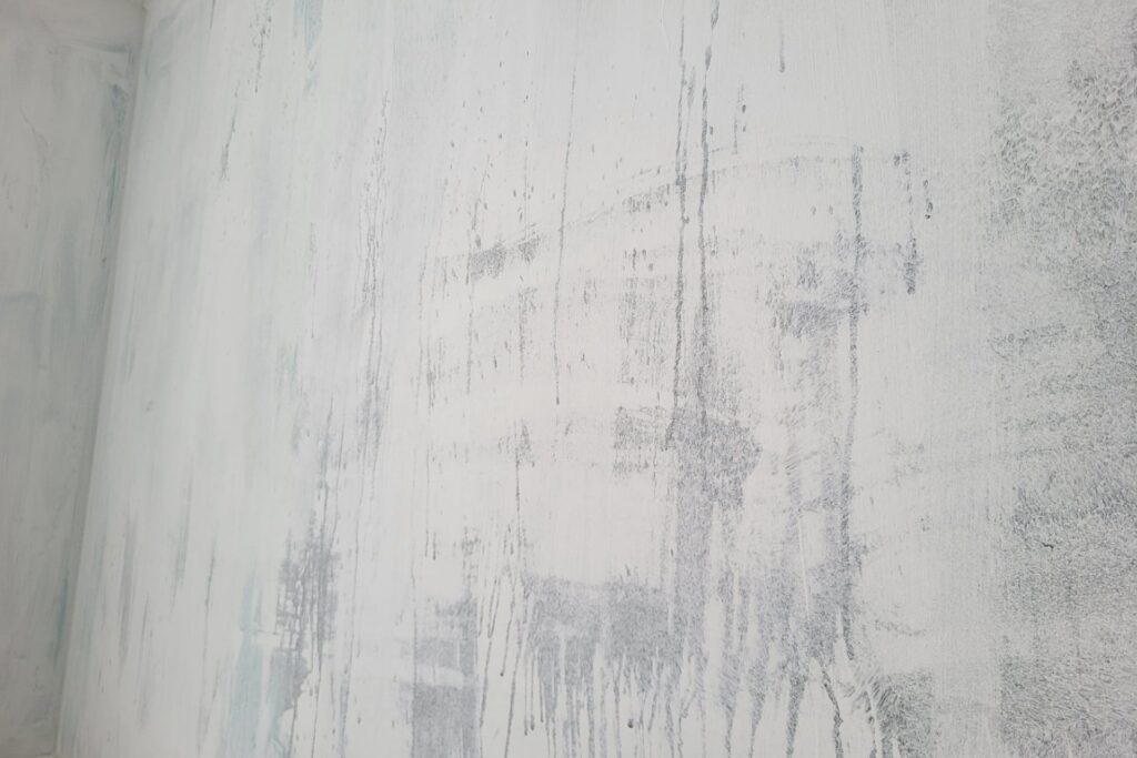 Tiefengrund sorgt dafür, dass Farben, Tapeten und Putz optimal haften und das Endergebnis nicht nur schön aussieht, sondern auch lange hält.